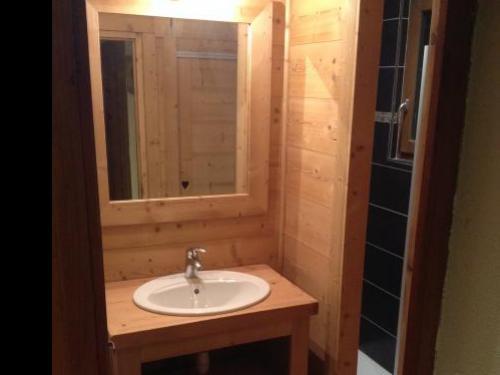 Murs, meuble et miroir en thermo traité à Pyrénées 2000